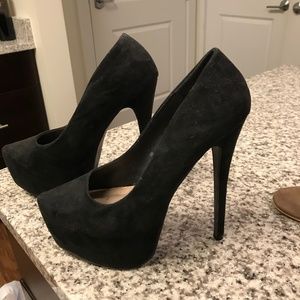 Black suede platform pump